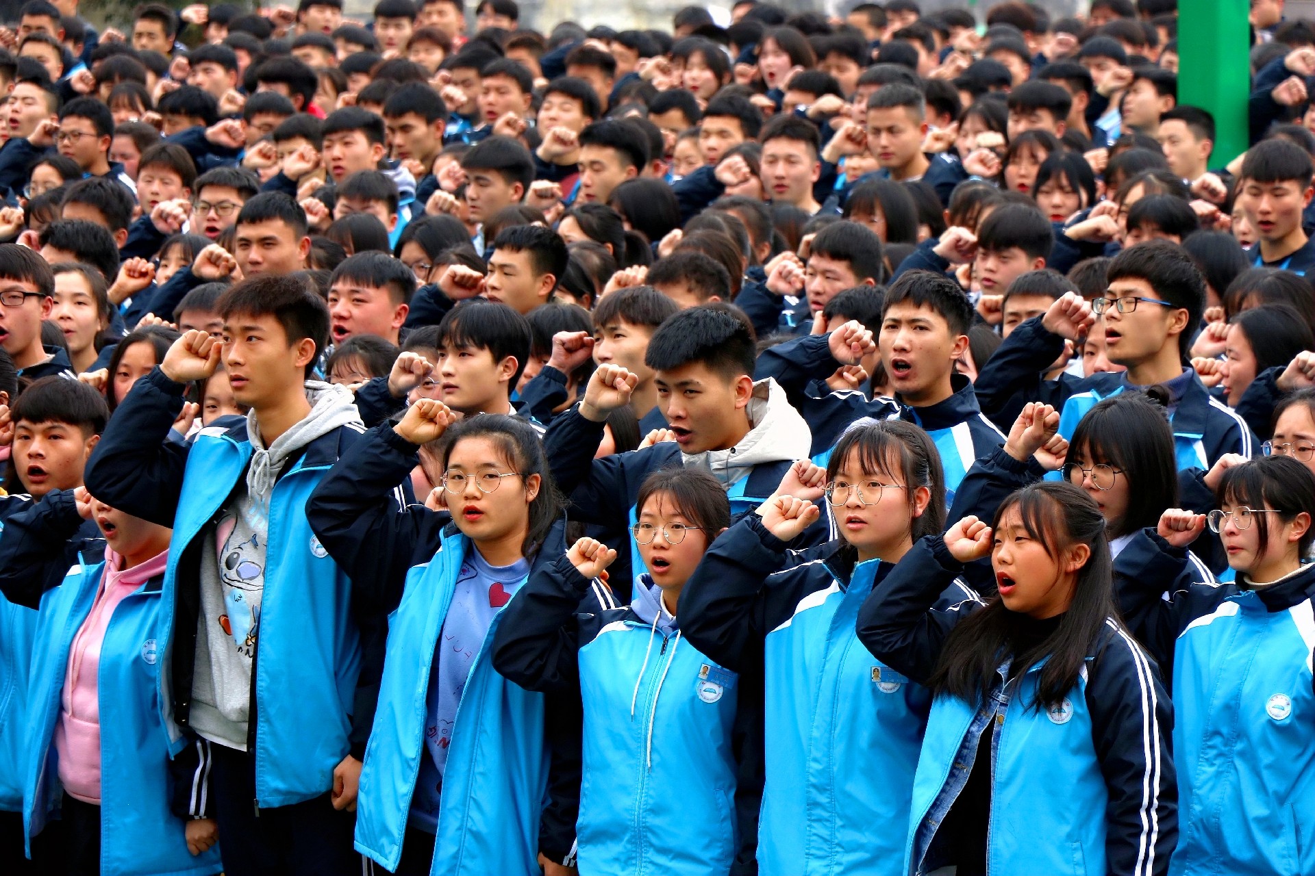 高三学生百日誓师.jpg