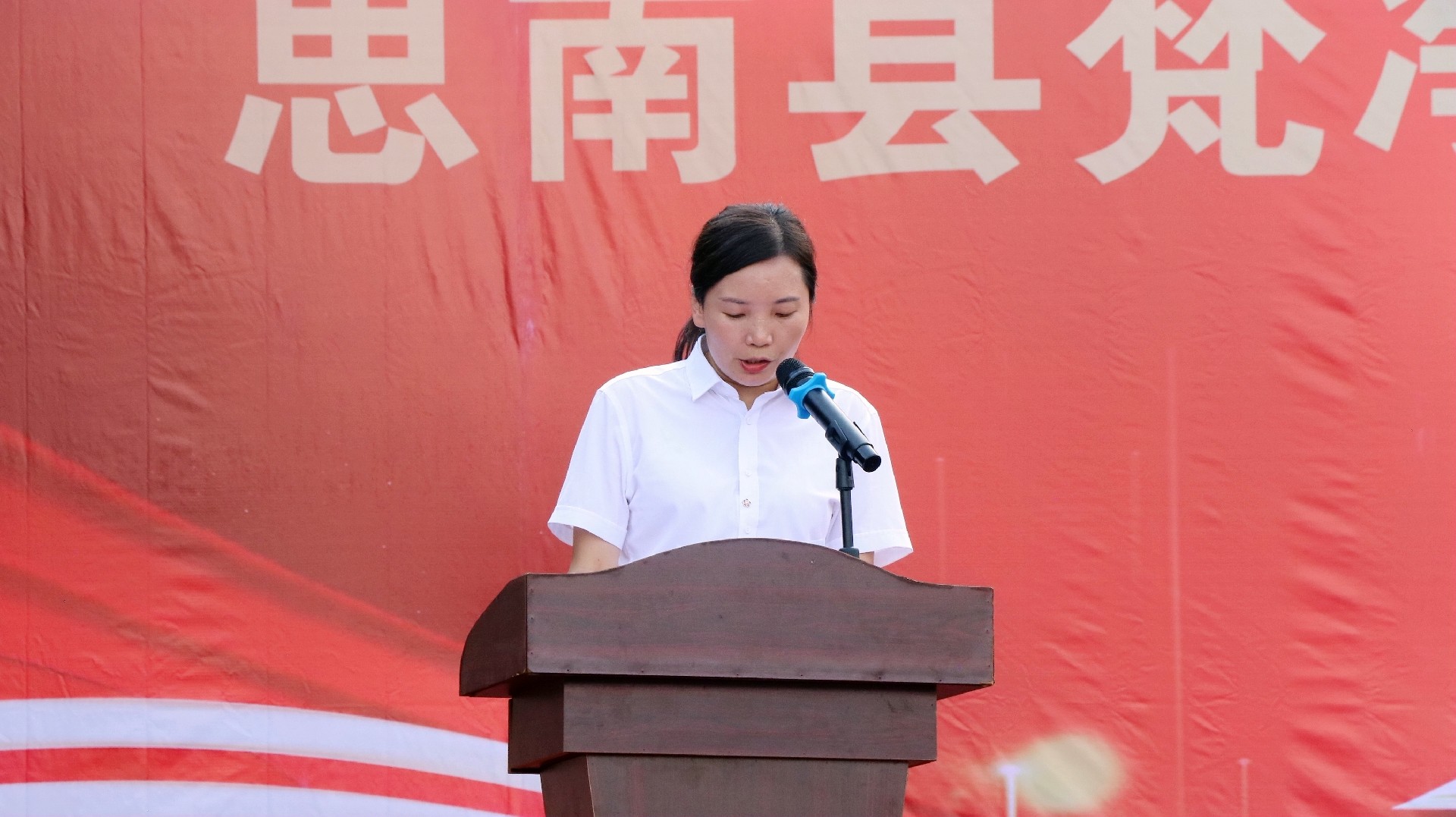 常务副校长杨凤玲主持会议.JPG